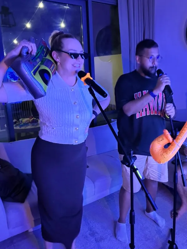 Guest with sunglasses and an inflatable boombox singing a duet